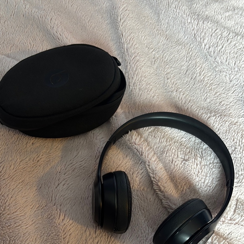 Beats Solo 3 Black Wireless Headphones - Picture 4 of 8